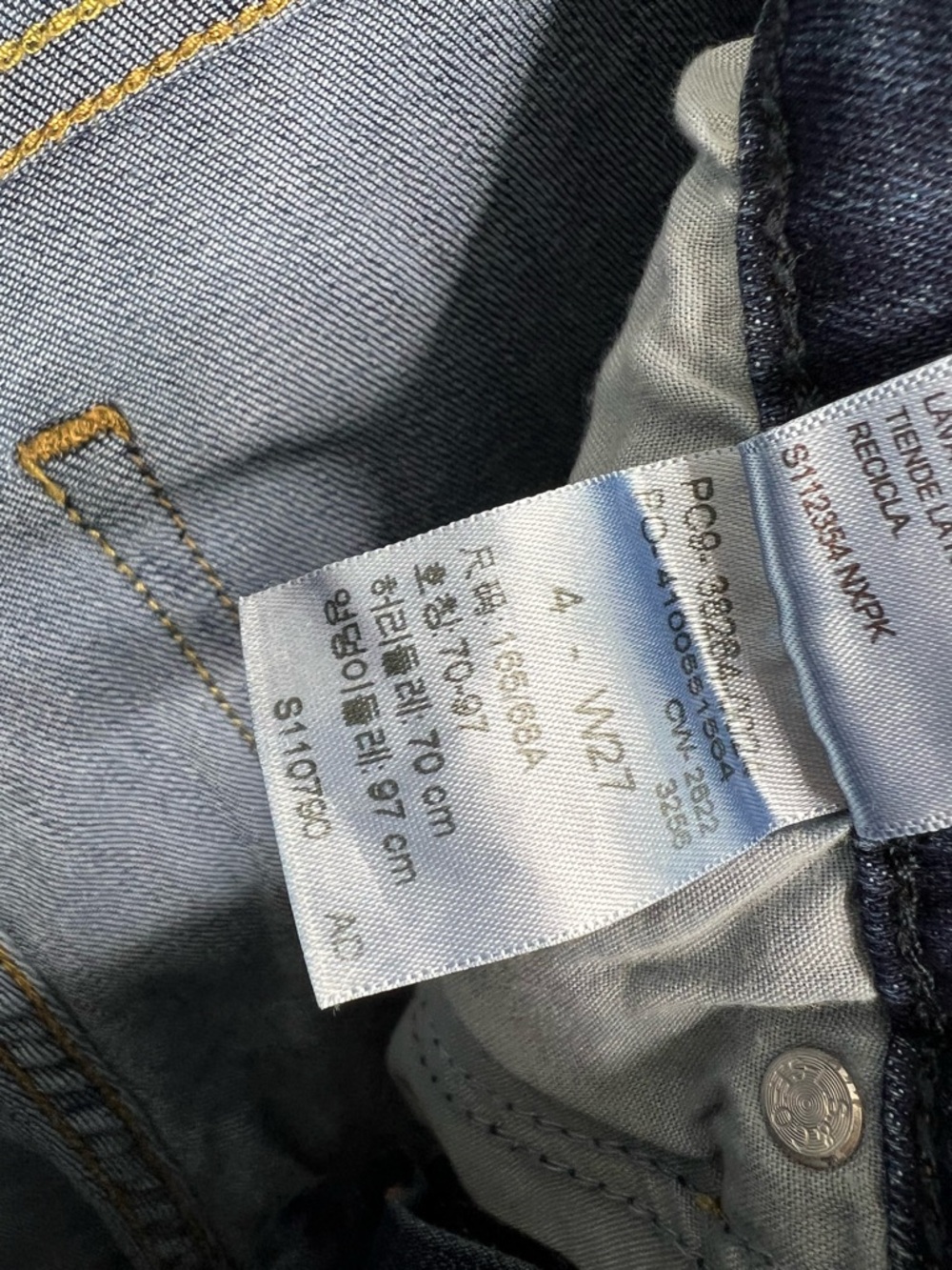 Levi’s Mid-Rise Denim Shorts Women’s Size 4 - Picture 4 of 4